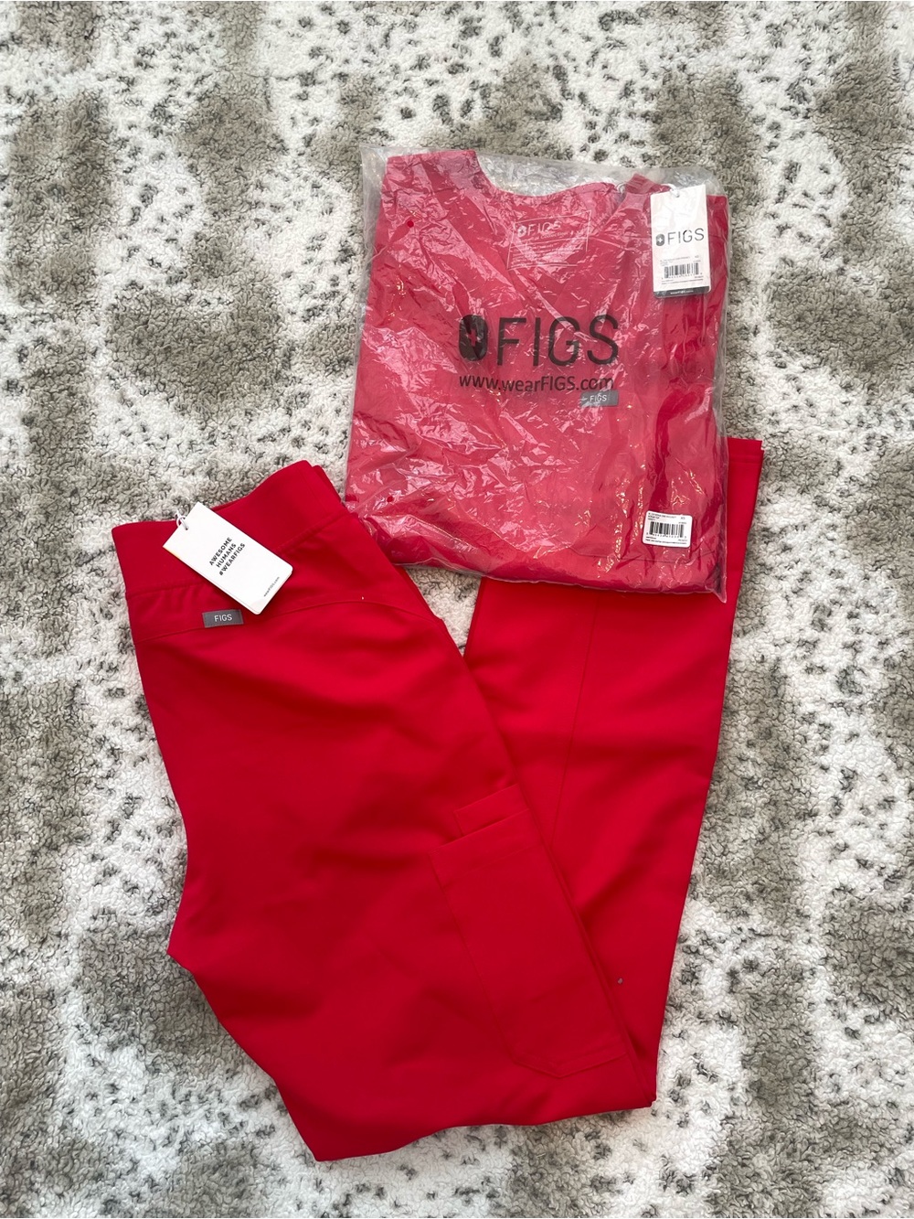 Figs pop red scrub set